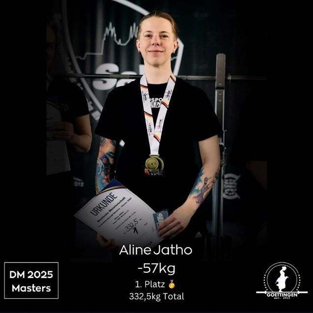 Aline Jatho mit Medaille und Urkunde f&uuml;r den 1. Platz in der -57 kg Kategorie bei den Deutschen Masters 2025.