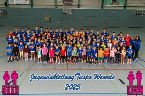 Gruppenfoto der Jugendabteilung von Tuspo Weende 2025, bestehend aus zahlreichen Kindern in bunten Sporttrikots.