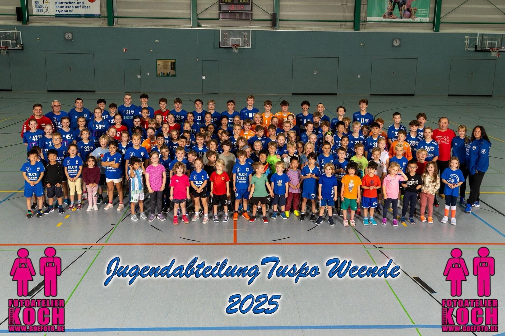 Gruppenfoto der Jugendabteilung von Tuspo Weende 2025, bestehend aus zahlreichen Kindern in bunten Sporttrikots.