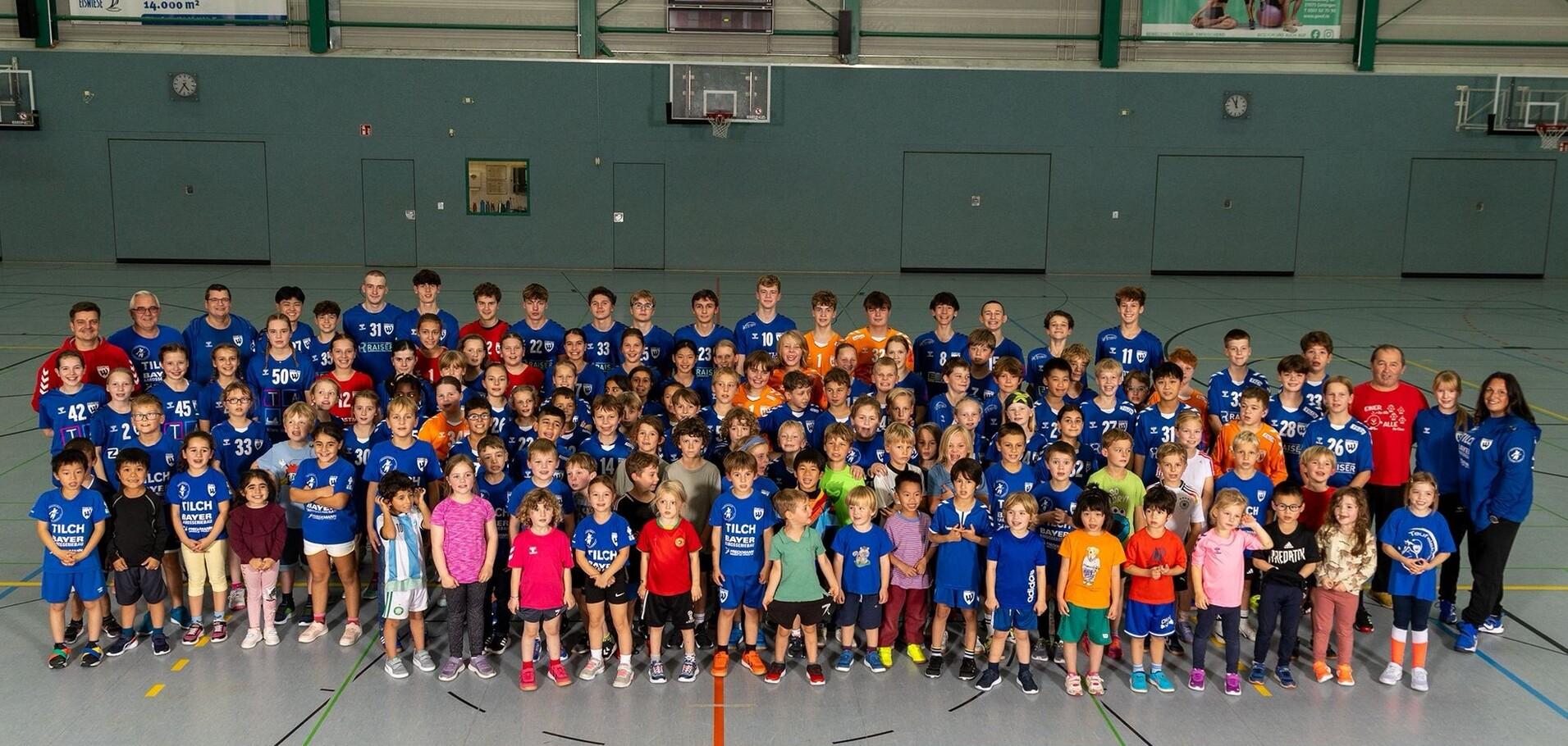 Gruppenfoto der Jugendabteilung von Tuspo Weende 2025, bestehend aus zahlreichen Kindern in bunten Sporttrikots.