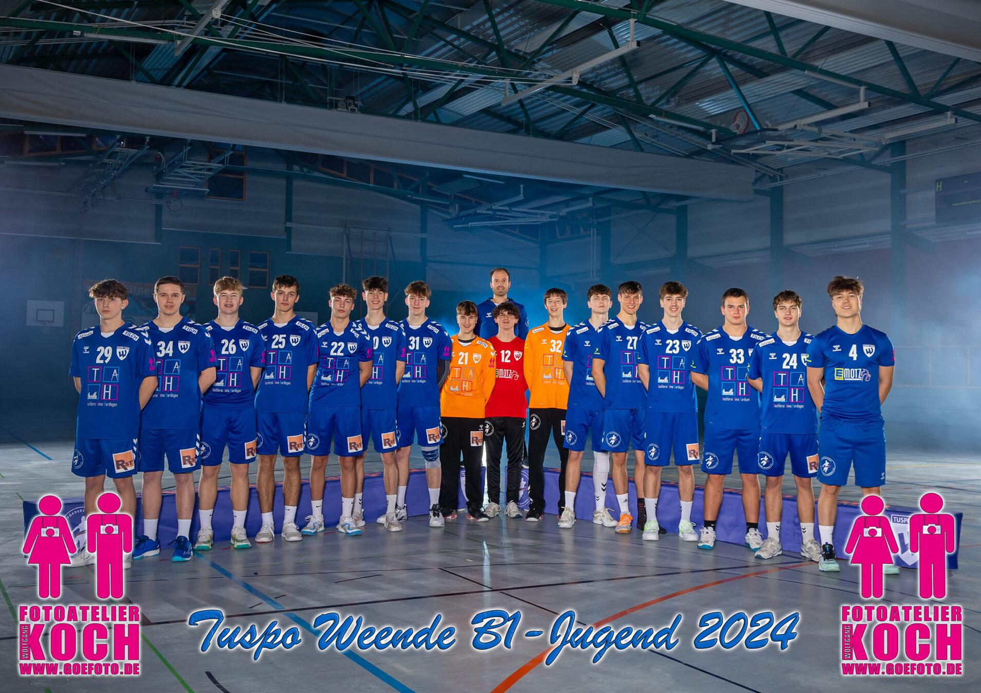 Gruppenfoto der Handballmannschaft TuSpo Weende B1-Jugend 2024 in blauen Trikots, auf einem Sportplatz mit Beleuchtung.