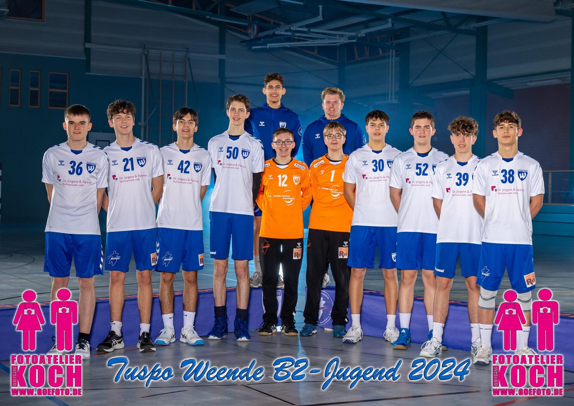 Gruppenfoto der B2-Jugendmannschaft von Tuspo Wende 2024, bestehend aus zw&ouml;lf Spielern in blauen und wei&szlig;en Trikots.