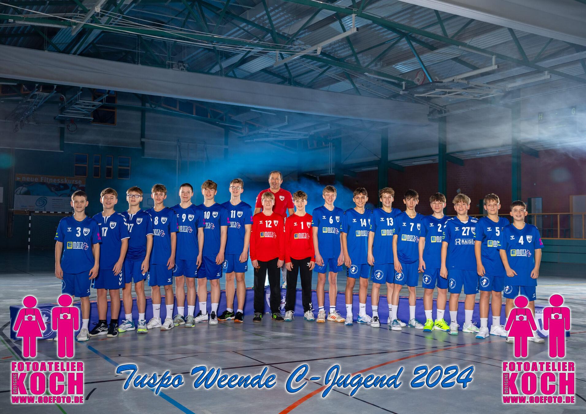 Mannschaftsfoto der C-Jugend von Tuspo Weende 2024, bestehend aus 15 Spielern in blauen Trikots und zwei Trainern.