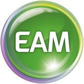 Runder, gr&uuml;ner Button mit dem Schriftzug &bdquo;EAM&ldquo; in Gro&szlig;buchstaben auf hellem Hintergrund.