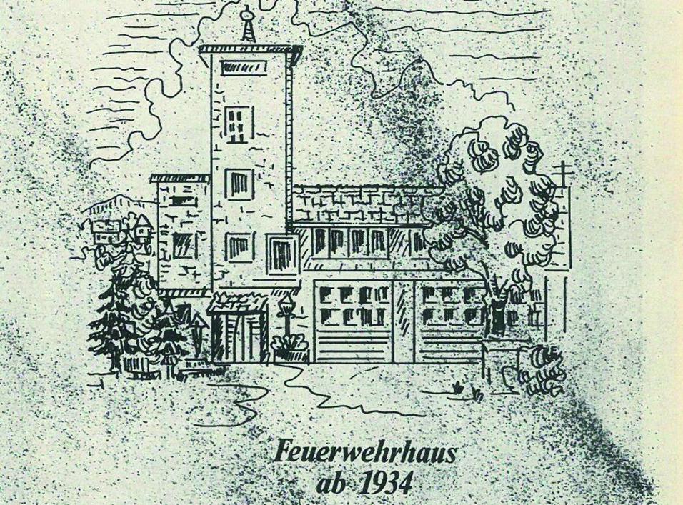 Skizze eines Feuerwehrhauses mit Turm und Bäumen, datiert ab 1934, auf strukturiertem Hintergrund.