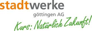 Logo der Stadtwerke G&ouml;ttingen AG mit dem Slogan &bdquo;Kurs: Nat&uuml;rlich Zukunft!&ldquo; in gr&uuml;n und orange.