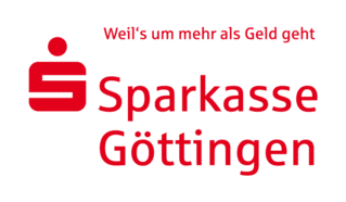 Logo der Sparkasse G&ouml;ttingen mit Slogan &bdquo;Weil's um mehr als Geld geht&ldquo; in roter Schrift auf wei&szlig;em Hintergrund.