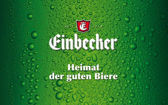 Gr&uuml;ne Hintergrundgrafik mit Wassertropfen und dem Schriftzug &bdquo;Einbecker &ndash; Heimat der guten Biere&ldquo; in Wei&szlig;.