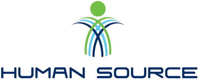 Logo von "Human Source" mit stilisierter Figur und gr&uuml;n-blauen Linien, darunter der Schriftzug in blauer Schrift.