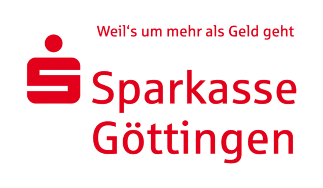 Logo der Sparkasse G&ouml;ttingen mit Slogan &bdquo;Weil's um mehr als Geld geht&ldquo; in roter Schrift auf wei&szlig;em Hintergrund.