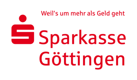 Logo der Sparkasse Göttingen mit Slogan „Weil's um mehr als Geld geht“ in roter Schrift auf weißem Hintergrund.