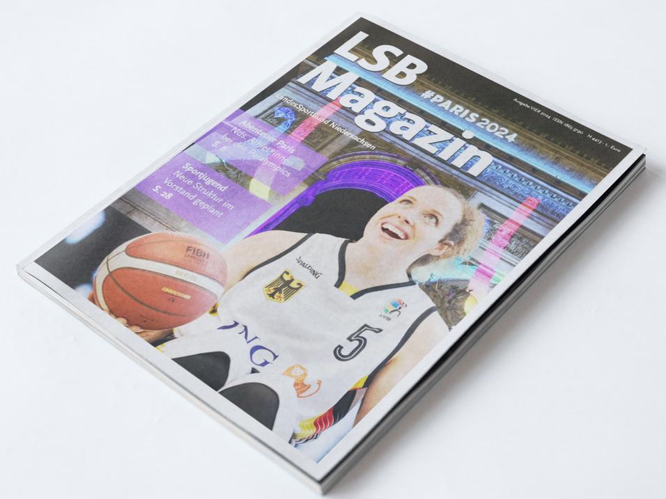 Cover eines Magazins mit dem Titel &bdquo;LSB Magazin&ldquo;, einer l&auml;chelnden Basketballspielerin und einem Basketball.
